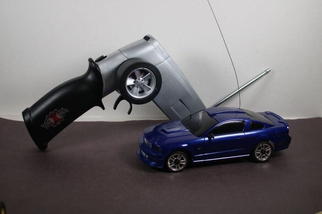 crown mustang con control remoto en accion