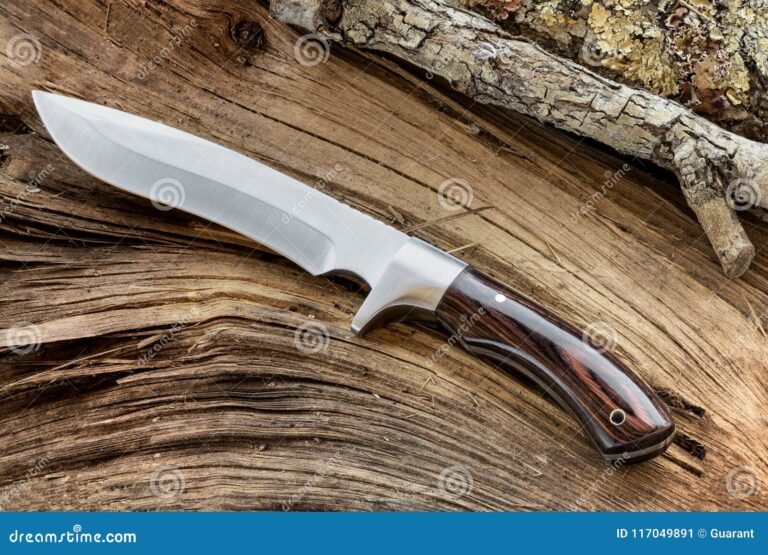 Qué Debes Saber Sobre los Mejores Cuchillos de Caza y Supervivencia 24 cuchillos de caza sobre fondo natural