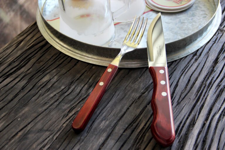 Por qué elegir cuchillos y tenedores Tramontina para tu cocina 8 cuchillos y tenedores tramontina en una mesa