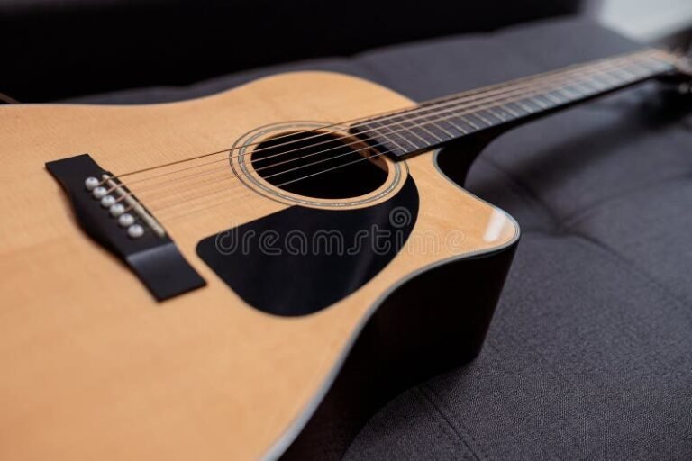 cuerdas de guitarra de pasta sobre fondo neutro