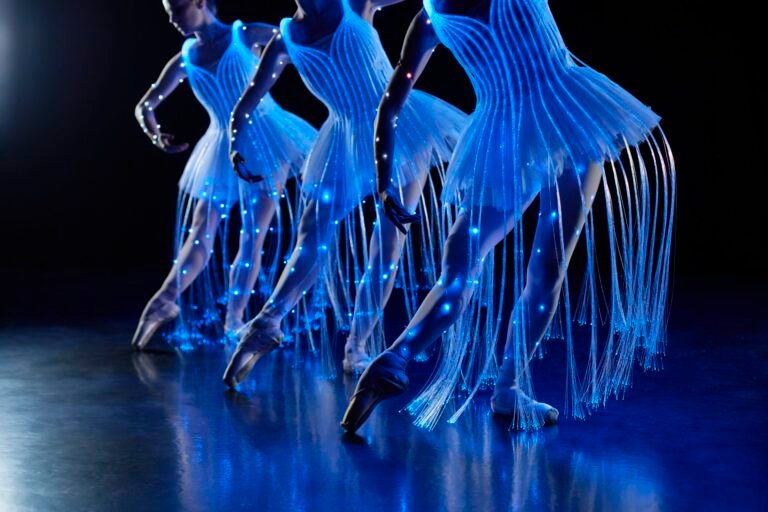 danza de luces en un escenario brillante