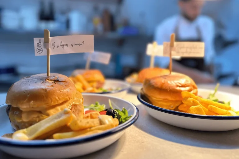 deliciosas hamburguesas en un restaurante acogedor