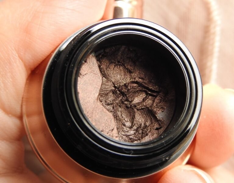 delineador en gel en un tocador elegante