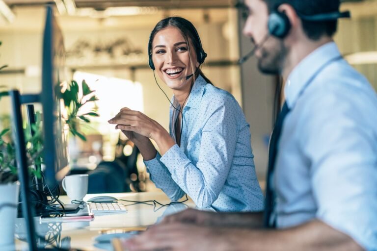 Cuánto cobra un despachante de aduana en Argentina 23 despachante de aduana en oficina trabajando