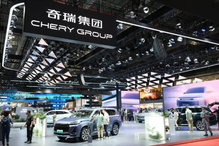 Qué opciones de baterías para auto puedo encontrar en Mercado Libre 2 diversas baterias de auto en exhibicion