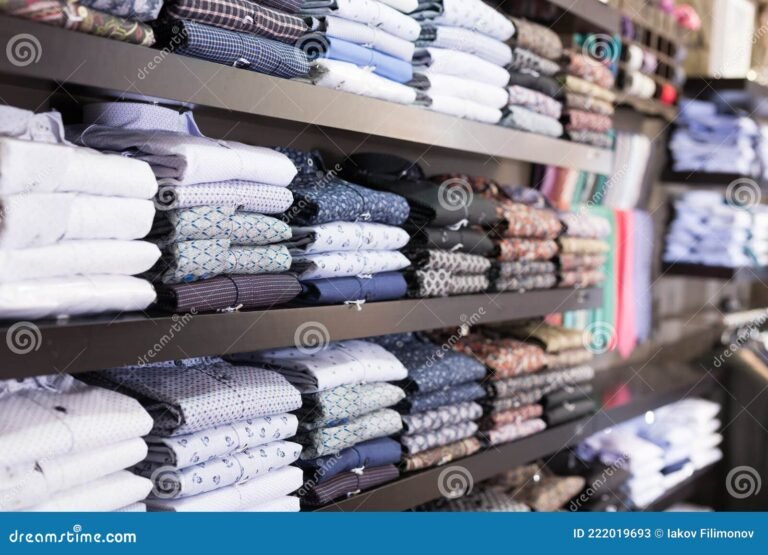 diversas camisetas de talla l en estantes