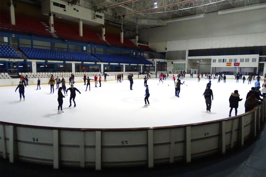 Qué actividades y servicios ofrece El Palacio del Rodado Patines