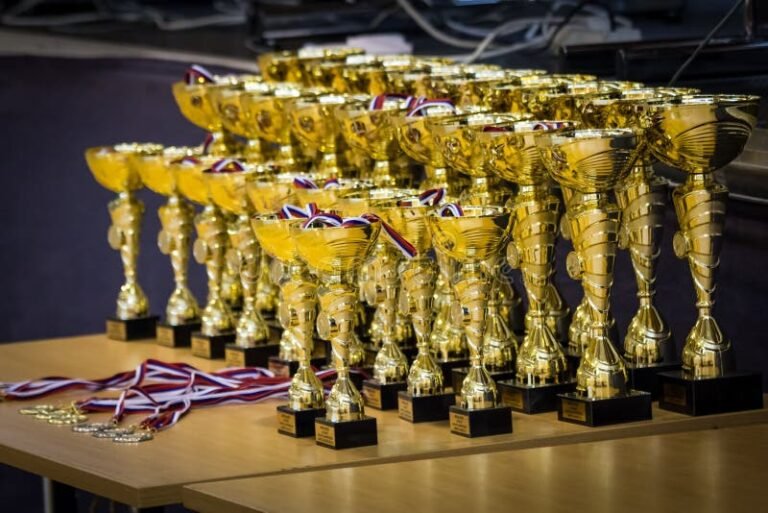 Qué tipos de copas y trofeos se otorgan en el fútbol 5 diversos trofeos de futbol en exhibicion