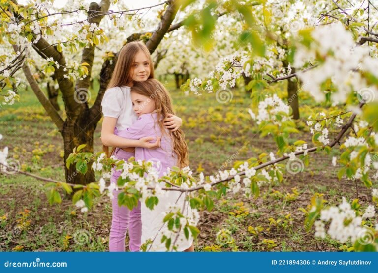 dos hermanas identicas en un jardin