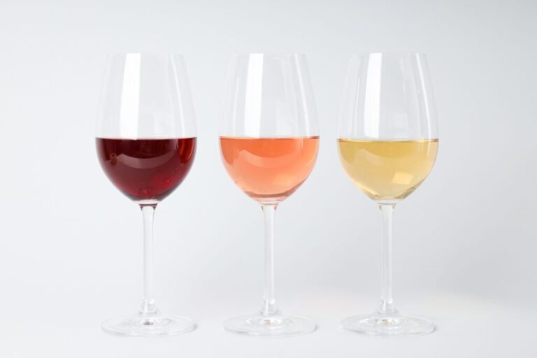 Cuáles son las mejores copas de vidrio para vino que puedo comprar 16 elegantes copas de vino sobre una mesa