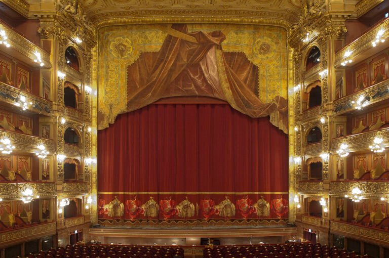 escenario del teatro colon iluminado