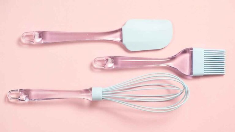 espatula de silicona en accion en cocina