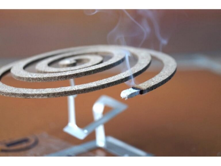 espiral de insecticida encendido en exterior