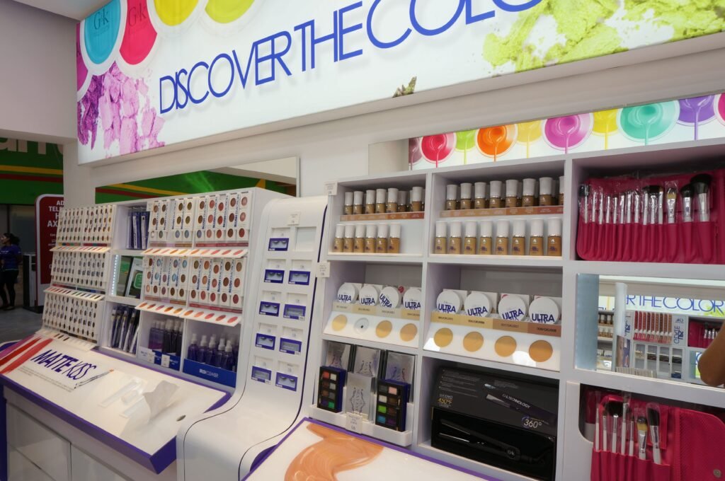 estante de cosmeticos en una tienda
