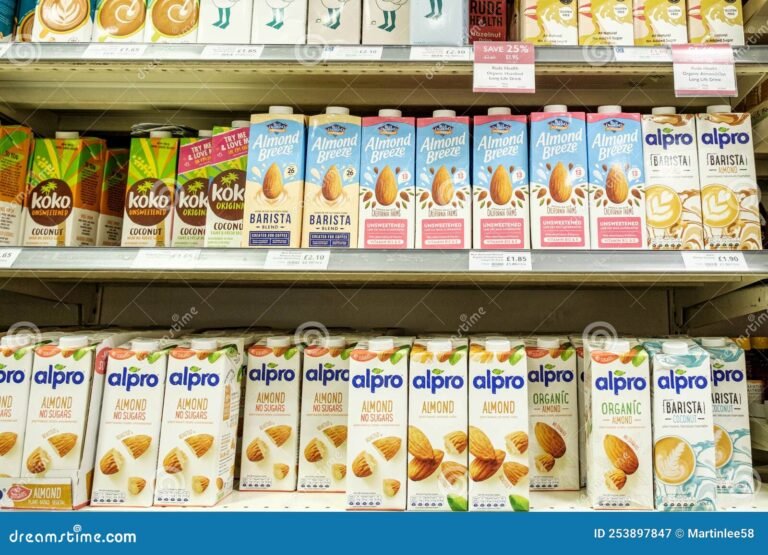 estante de supermercado con cajas de leche