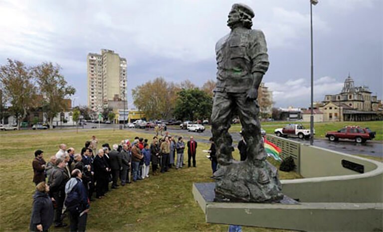 Qué personaje famoso representa la ciudad de Rosario 30 estatua de che guevara en rosario