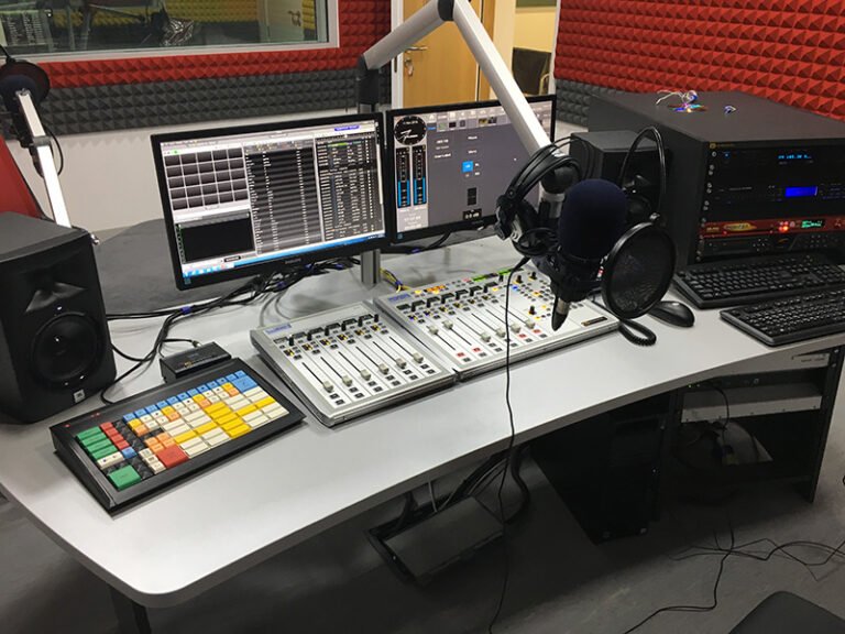 estudio de radio con equipo de transmision