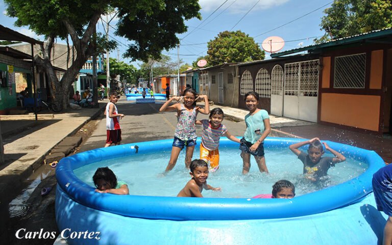 Dónde comprar una pileta de lona con aro inflable para el verano 5 familia disfrutando en piscina inflable