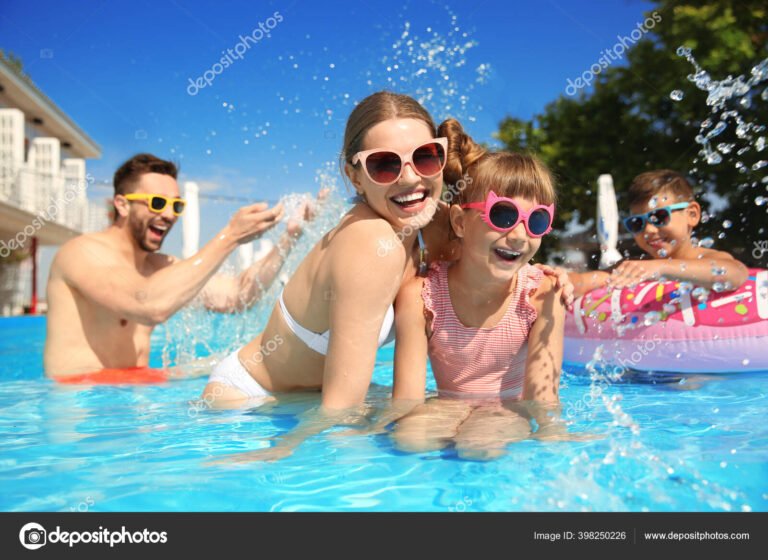 familia disfrutando en una pileta al aire libre