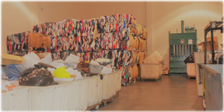 fardos de ropa americana apilados