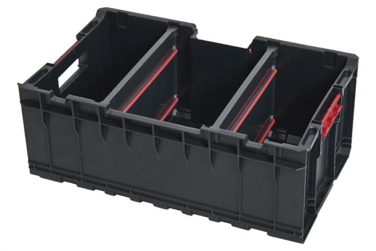 ferreteria con caja y herramientas abiertas