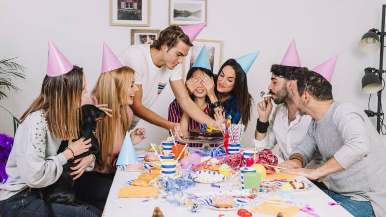 fiesta de cumpleanos sorpresa con decoracion festiva