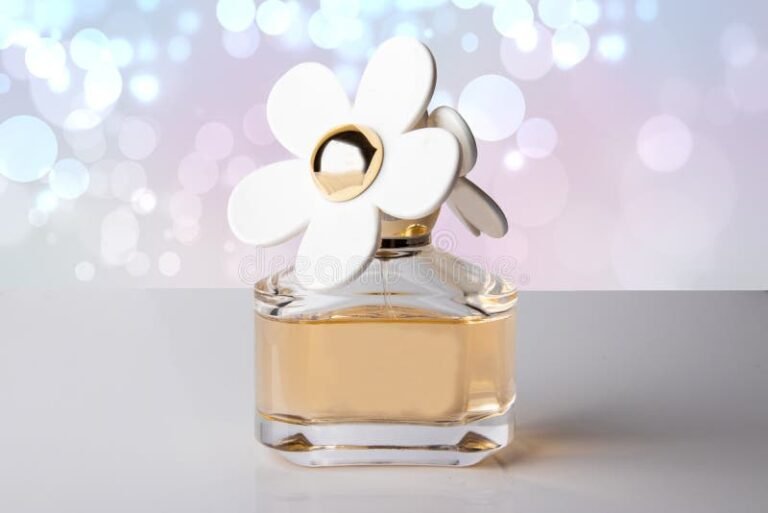 frasco de perfume con flores y luz suave