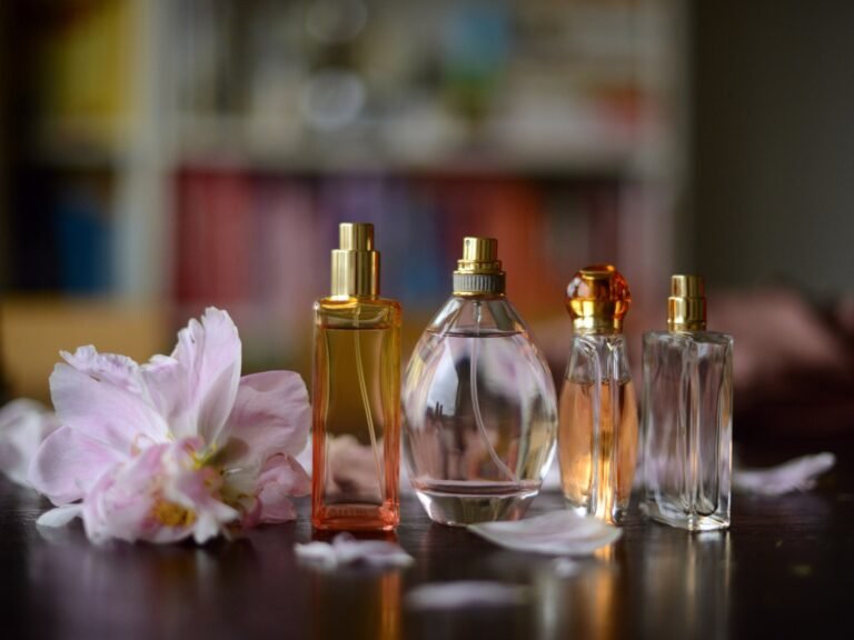 frasco de perfume elegante con flores