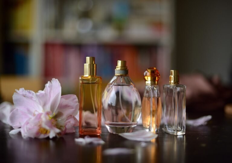 frasco elegante de perfume con flores