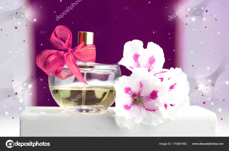 Qué es Far Away de Avon y cuáles son sus fragancias más populares 22 frascos de perfumes coloridos sobre fondo neutro