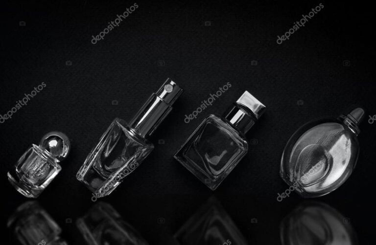frascos de perfumes elegantes en fondo oscuro