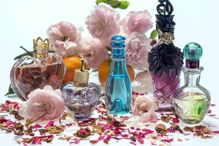 Qué hace especial a Nina Ricci L'Air du Temps en el mundo de la perfumería 1 frascos de perfumes en un entorno elegante