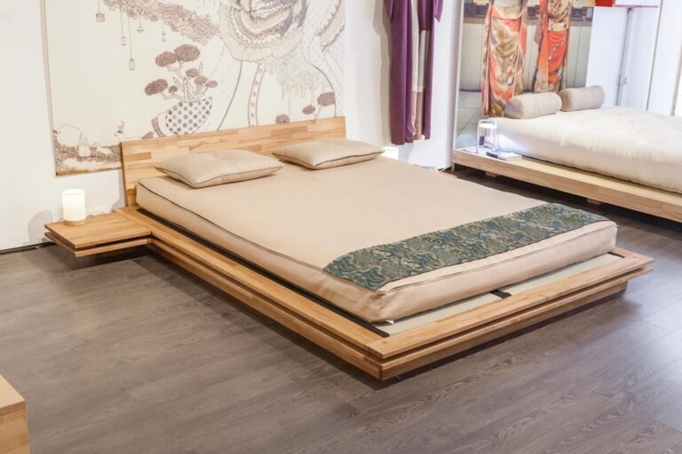 futon cama de pino en un dormitorio