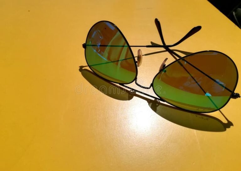 Dónde comprar las Ray-Ban Round Double Bridge al mejor precio 17 gafas de sol ray ban sobre una mesa