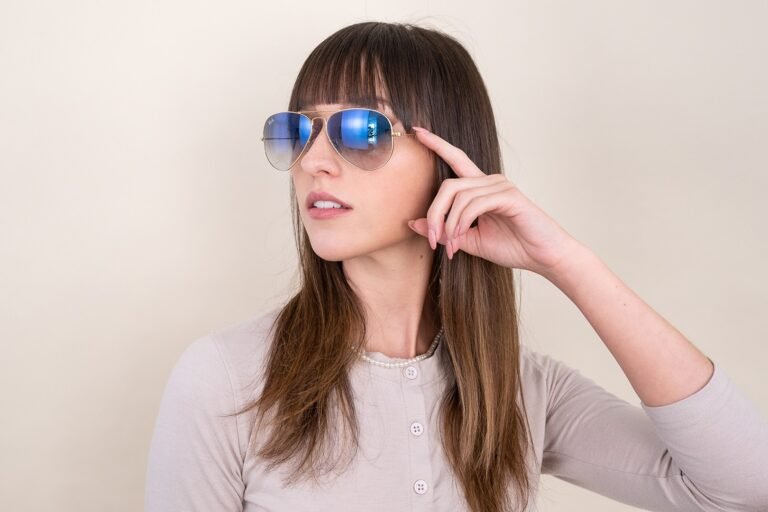 Por qué elegir las gafas Ray-Ban Aviator Ferrari para tu estilo 9 gafas ray ban aviator sobre un fondo elegante