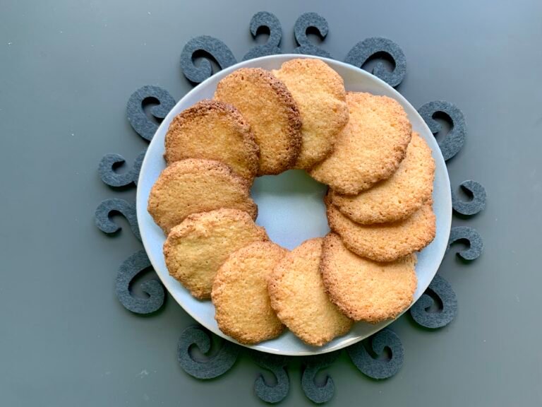 Cómo hacer deliciosas crumbl cookies en casa fácilmente 11 galletas crujientes recien horneadas en plato