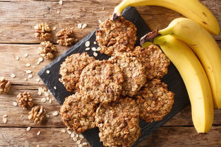 Cómo hacer galletas de avena y banana saludables para bebés 26 galletas de avena y banana en un plato
