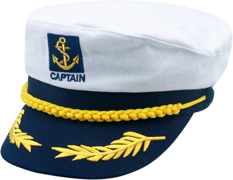 gorra de capitan sobre el mar azul