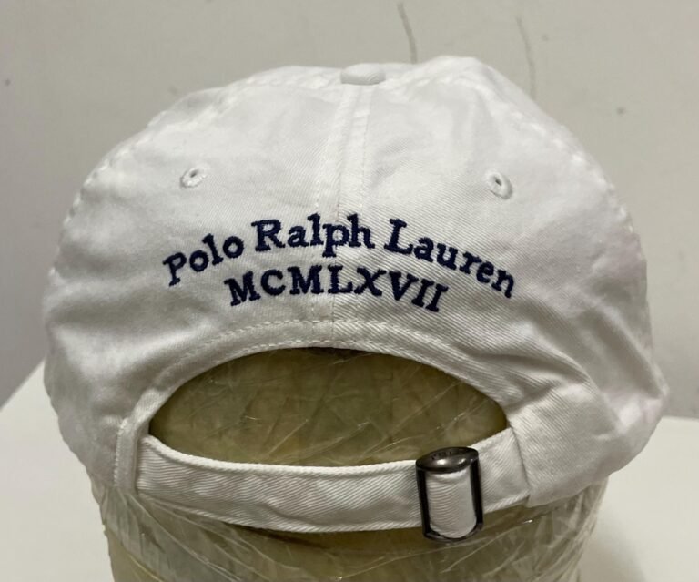 gorra polo ralph lauren sobre un fondo neutro