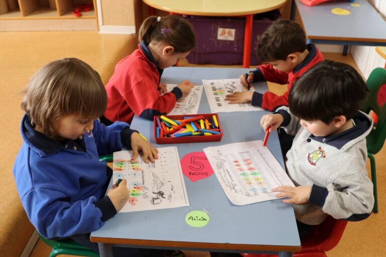 grupo de amigos en un ambiente escolar