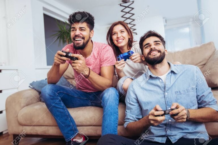grupo de amigos jugando videojuegos juntos 1