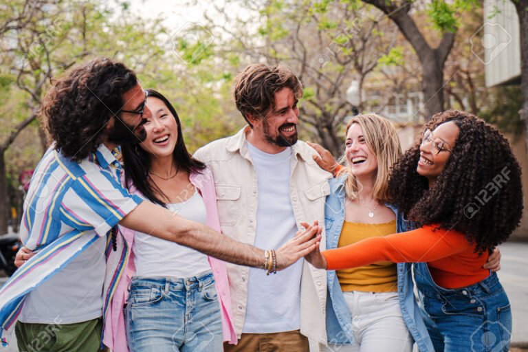 grupo de amigos riendo y divirtiendose