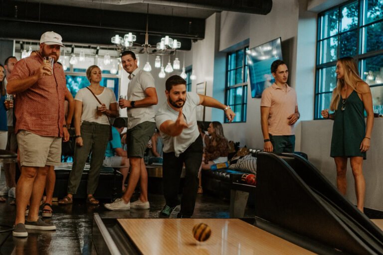 grupo de personas disfrutando actividades recreativas