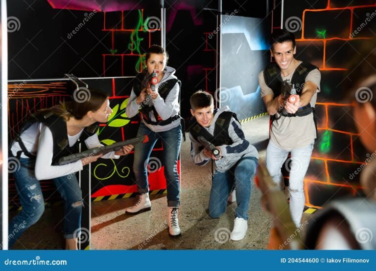 grupo de personas jugando laser tag