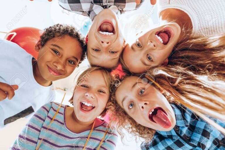 grupo de personas jugando y riendo