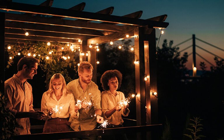 guirnaldas de luces led solares en jardin