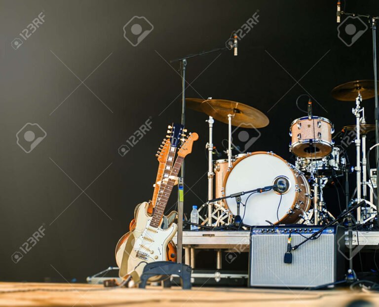 guitarra electrica y bateria en un escenario