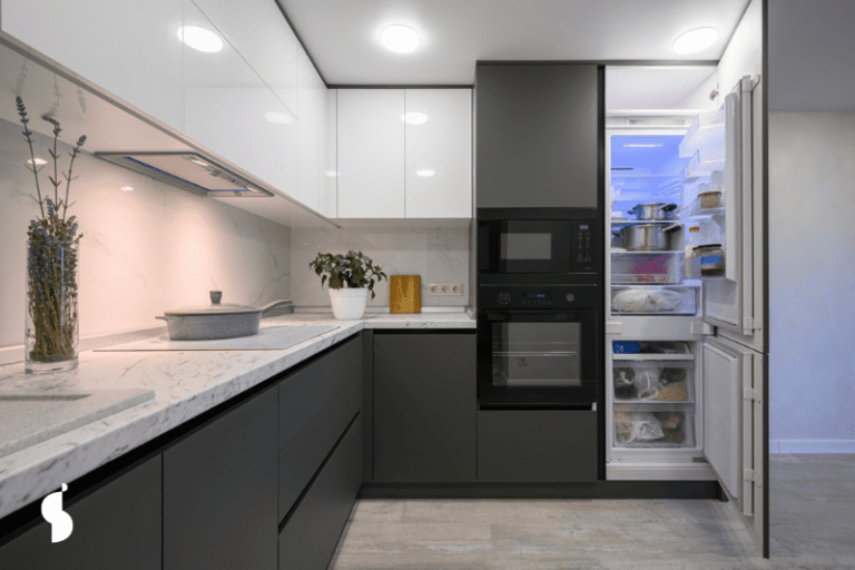 Qué características tiene la heladera Gafa Eurosystem 29 heladera moderna en cocina minimalista