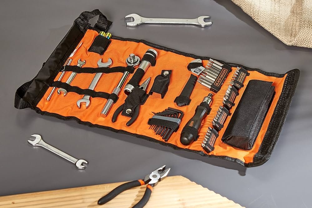 herramientas black and decker organizadas en caja