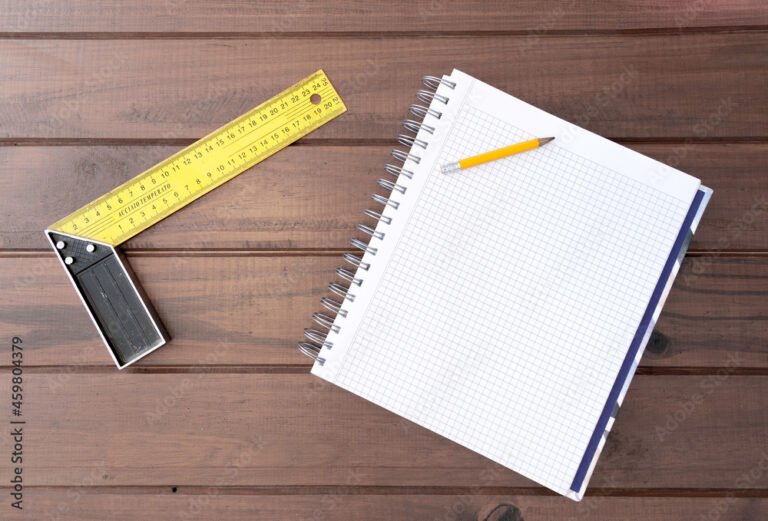 Cómo usar hojas cuadriculadas doble oficio en tus proyectos 13 hojas cuadriculadas sobre una mesa de trabajo